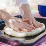 stendere impasto sfincione bagarese