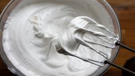 Albumi montati a neve con la frusta elettrica