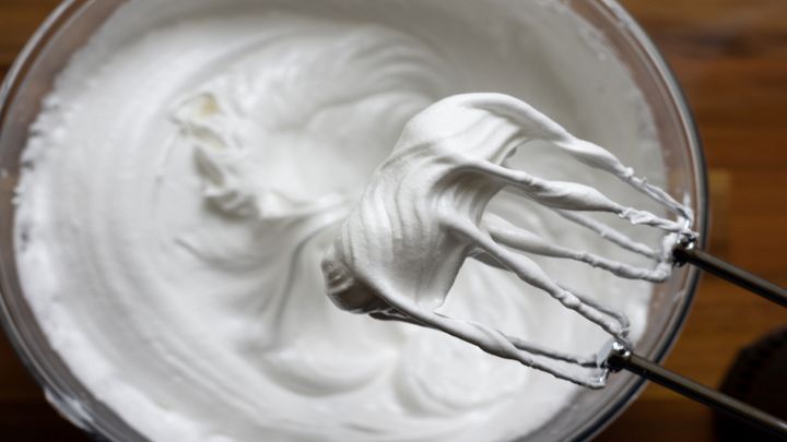 Albumi montati a neve con la frusta elettrica