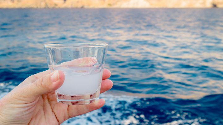 Bicchiere con acqua di cocco e mare sullo sfondo