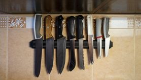 Coltelli di varie dimensioni e fattezze appesi in cucina