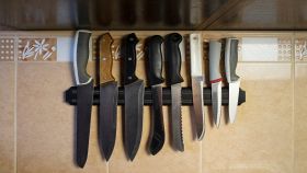 Coltelli di varie dimensioni e fattezze appesi in cucina