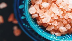 Cristalli rosa di sale dell'Himalaya in una ciotola blu