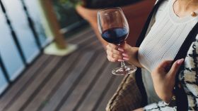 Donna degusta un buon bicchiere di vino rosso