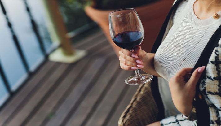 Donna degusta un buon bicchiere di vino rosso