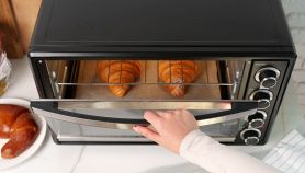 Mini forno elettrico da tavolo ventilato con manopole e timer, formato salvaspazio.