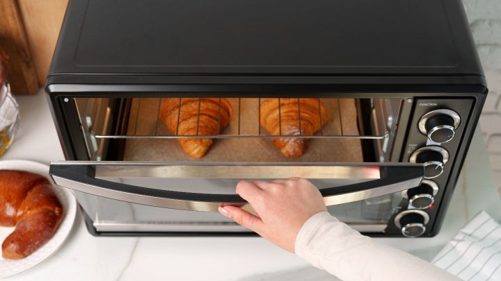 Mini forno elettrico da tavolo ventilato con manopole e timer, formato salvaspazio.