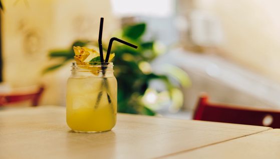 Fresco e gustoso cortisol cocktail con limone