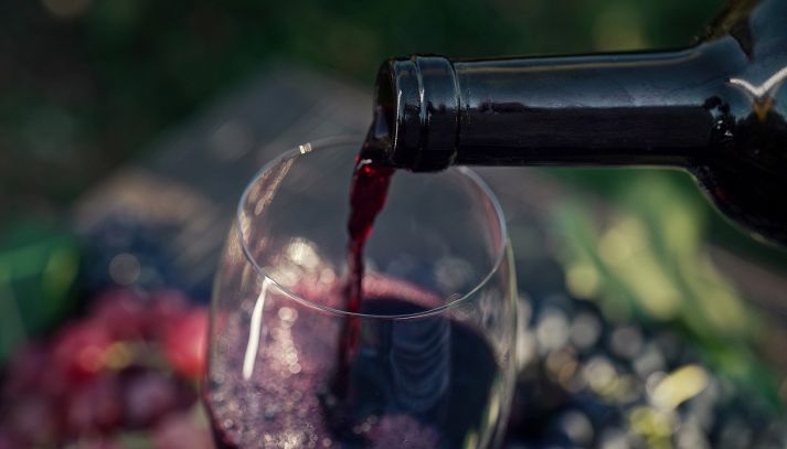 Gustoso vino rosso versato in un calice di vetro