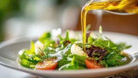 Insalata fresca con un filo di olio