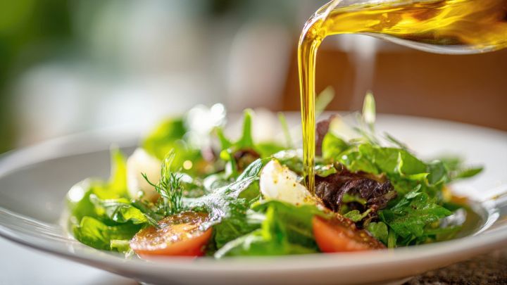 Insalata fresca con un filo di olio