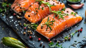 Invitante salmone con pepe rosa e rosmarino