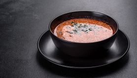 Piccante zuppa della Malesia con pomodoro