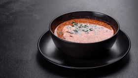 Piccante zuppa della Malesia con pomodoro