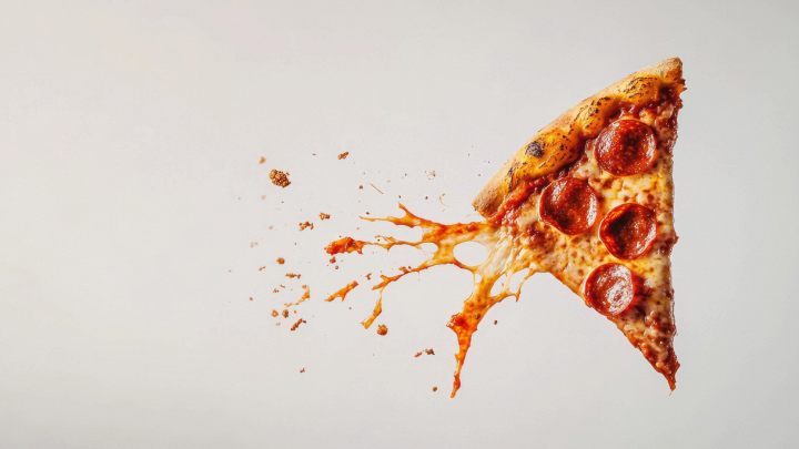 Pizza americana su tavolo negli Stati Uniti, simbolo della crisi del settore tra prezzi in aumento e nuove abitudini alimentari