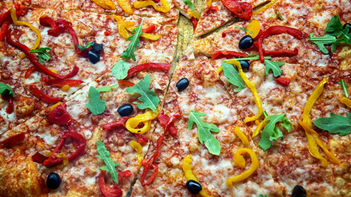 Pizza Margherita con pomodoro, mozzarella e basilico appena sfornata