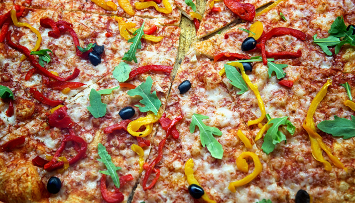 Pizza Margherita con pomodoro, mozzarella e basilico appena sfornata