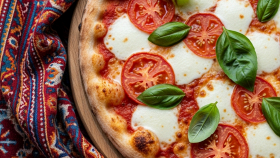 Pizza Margherita con pomodoro, mozzarella e basilico appena sfornata