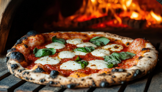 Pizza Margherita con pomodoro, mozzarella e basilico appena sfornata
