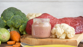 Omogeneizzato per neonati su un tavolo con avviso su allergeni e igiene in ristorante, tema sicurezza alimentare e regole HACCP