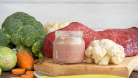 Omogeneizzato per neonati su un tavolo con avviso su allergeni e igiene in ristorante, tema sicurezza alimentare e regole HACCP