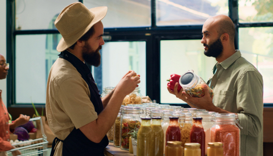 Scaffali di un market solidale con prodotti alimentari e tessera a punti, modello di spesa gratuita per famiglie in difficoltà