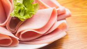 Fette di prosciutto cotto e altri salumi confezionati, simbolo delle carni lavorate e del dibattito su conservanti e rischio per la salute