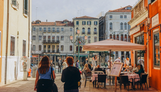 Tavolo apparecchiato in ristorante gourmet con piatto fine dining, simbolo di viaggio gastronomico e selezione Michelin