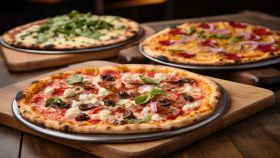 Tre prelibati gusti di pizza su tagliere di legno