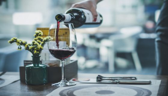 Versare vino rosso con la mano destra