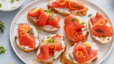 Bruschette con salmone e stracciatella