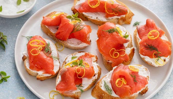 Bruschette con salmone e stracciatella