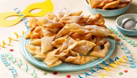 Bugie di Carnevale su tavolo addobbato per l'occasione