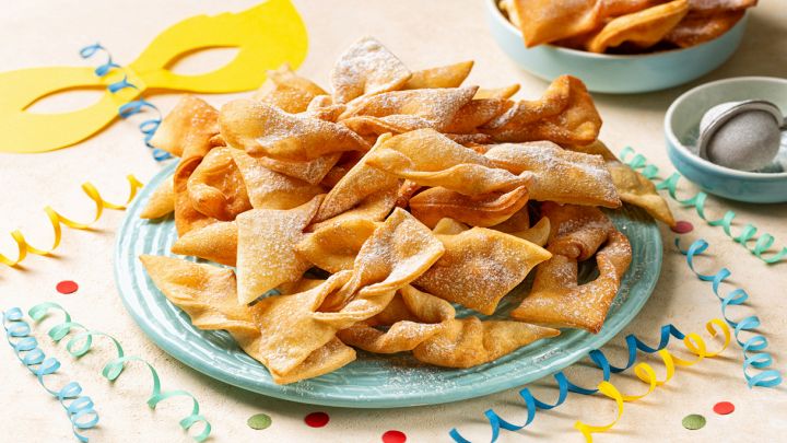 Bugie di Carnevale su tavolo addobbato per l'occasione