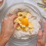 castagnole-marchigiane-al-miele-preparazione-impasto