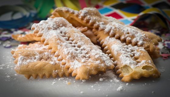 Chiacchiere di Carnevale cosparse di zucchero a velo