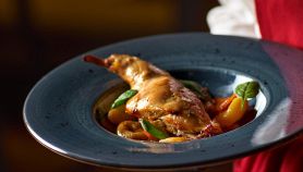 Coniglio con salsa di pomodoro al vino bianco ed erbette