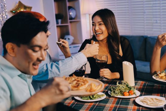 Coppie e single cenano insieme in allegria