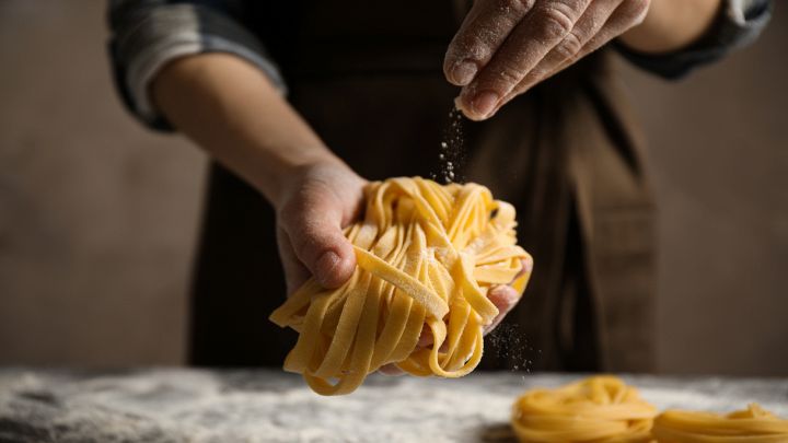 Donna fa la pasta fresca in casa