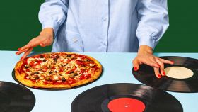 Donna usa una pizza insieme ai dischi come se fosse un deejay