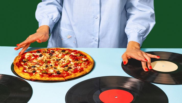 Donna usa una pizza insieme ai dischi come se fosse un deejay