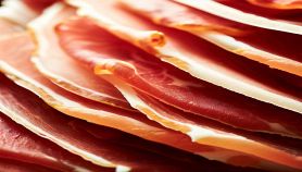 Fette di prosciutto crudo italiano appena tagliato