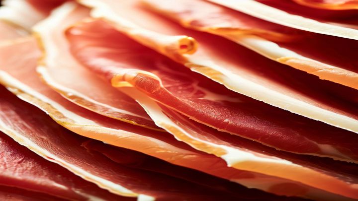 Fette di prosciutto crudo italiano appena tagliato