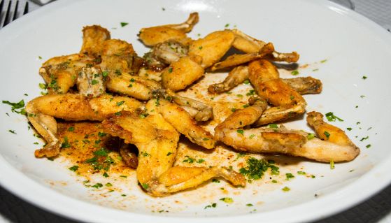 Grenouille. piatto tipico francese a base di cosce di rana