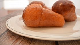 Gustosi babà freschi su un piatto di ceramica