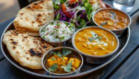 Gustoso piatto della cucina indiana con pane naan, curry e riso