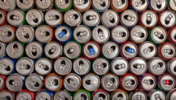 Lattine di bevande in commercio viste dall'alto