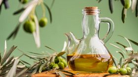 Olio d'oliva degustazione tra foglie d'olivo