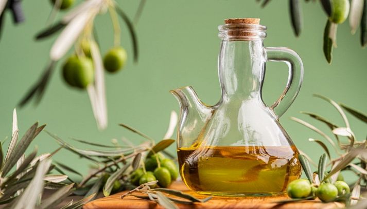 Olio d'oliva degustazione tra foglie d'olivo