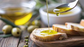 Olio evo versato su fette di pane